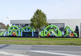 Koop een 30 meter mega stormbaan in de kleuren zwart en groen voor zowel jong als oud. Bestel opblaasbare stormbanen nu online bij JB Inflatables Nederland