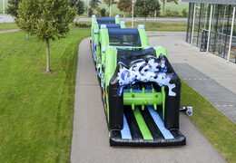 Haal uw 30 meter stormbaan in de kleuren zwart en groen nu online. Bestel opblaasbare stormbanen bij JB Inflatables Nederland