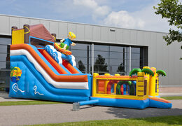 Multifunctionele opblaasbare glijbaan in strand thema met een plonsbad, indrukwekkend 3D object, frisse kleuren en de 3D obstakels voor kinderen bestellen. Koop opblaasbare glijbanen nu online bij JB Inflatables Nederland
