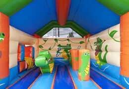 Overdekt multifun springkasteel met glijbaan in thema krokodil met 3D object aan de bovenkant bestellen voor kids. Koop springkastelen online bij JB Inflatables Nederland