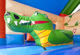 Overdekt multifun springkasteel met glijbaan in thema krokodil met 3D object aan de bovenkant bestellen voor zowel jonge als oudere kinderen. Koop springkastelen online bij JB Inflatables Nederland