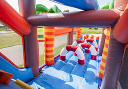 Koop opblaasbare stormbaan in thema haai met 7 spelelementen en kleurrijke objecten voor kinderen. Bestel opblaasbare stormbanen nu online bij JB Inflatables Nederland