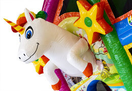 Opblaasbaar overdekt multiplay springkussen met glijbaan kopen in thema unicorn voor kinderen. Bestel opblaasbare springkussens online bij JB Inflatables Nederland