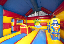Piraat opblaasbaar overdekt springkasteel met bovenop een 3D object bestellen bij JB Inflatables Nederland. Koop online springkastelen bij JB Inflatables Nederland