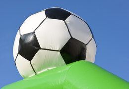 Koop voor kinderen een opblaasbaar multifun springkasteel met bovenop het dak een opvallend 3D object van een voetbal bij JB Inflatables Nederland. Bestel springkastelen online bij JB Inflatables Nederland