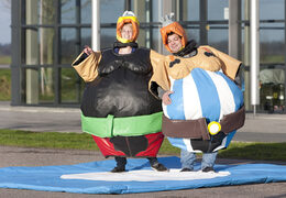 Koop opblaasbare sumo Asterix & Obelix pakken voor zowel jong als oud. Bestel opblaasbare sumo pakken online bij JB Inflatables Nederland
