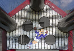 Snelheid schieten oftwel opblaasbare “Dikke Bertha” voetbalspel kopen. Bestel opblaasbare voetbalspel nu online bij JB Inflatables Nederland