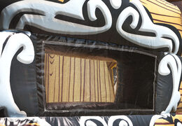 Opblaasbare piratenschip glijbaan in een opvallende vorm met coole 3D-objecten en fullcolour prints voor kinderen bestellen. Koop opblaasbare glijbanen nu online bij JB Inflatables Nederland