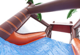 Unieke 17 meter brede hindernisbaan in jungle thema met 7 spelelementen en kleurrijke objecten bestellen voor kids. Koop opblaasbare stormbanen nu online bij JB Inflatables Nederland