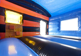 Klein overdekt opblaasbaar multiplay springkussen met glijbaan kopen in thema auto voor kinderen. Bestellen springkussens online bij JB Inflatables Nederland