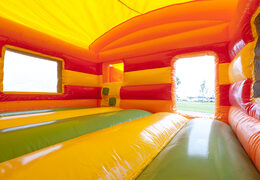 Koop maxi multiplay springkasteel in thema feest met een glijbaan voor kids bij JB Inflatables Nederland.  Bestel nu online springkastelen bij JB Inflatables Nederland