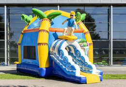 Overdekt maxifun super springkasteel met glijbaan in thema strand bestellen voor kinderen. Koop springkastelen online bij JB Inflatables Nederland