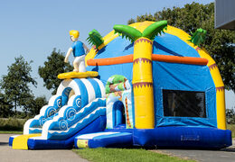 Opblaasbaar overdekt maxifun super springkasteel met glijbaan bestellen in strand thema voor kinderen. Koop springkastelen online bij JB Inflatables Nederland