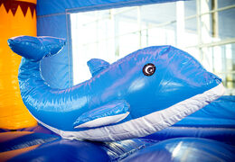 Opblaasbaar overdekt maxifun super springkasteel in de felle kleuren en leuke 3D figuren in strand thema voor kinderen kopen. Bestel springkastelen online bij JB Inflatables Nederland