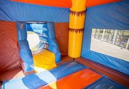 Opblaasbaar overdekt multifun super springkussen met glijbaan bestellen in piraat thema voor kinderen. Koop springkussens online bij JB Inflatables Nederland