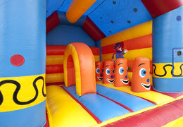 Multifun springkasteel in clown thema met een opvallend 3D figuur aan de bovenkant bestellen voor kids. Koop springkastelen online bij JB Inflatables Nederland