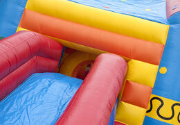 Overdekt multifun springkasteel met glijbaan in thema clown met 3D object aan de bovenkant bestellen voor zowel jonge als oudere kinderen. Koop springkastelen online bij JB Inflatables Nederland