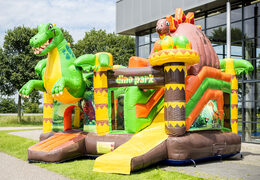 Multiplay Dinoworld springkussen met een glijbaan, leuke objecten op het springvlak en opvallende 3D objecten bestellen voor kids. Koop opblaasbare springkussens online bij JB Inflatables Nederland