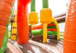 Koop middelmatig opblaasbare multiplay springkasteel in dinoworld thema met glijbaan voor kinderen. Bestel opblaasbare springkastelen online bij JB Inflatables Nederland