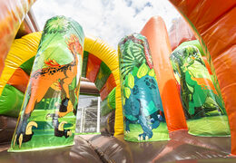 Overdekt opblaasbaar springkussen met glijbaan kopen in thema dinoworld voor kinderen. Bestel springkussens online bij JB Inflatables Nederland