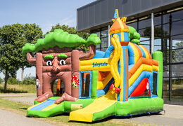 Koop middelmatig opblaasbare multiplay springkussen in fairytale thema met glijbaan voor kinderen. Bestel opblaasbare springkussens online bij JB Inflatables Nederland