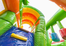 Overdekt opblaasbaar multiplay springkasteel met glijbaan kopen in safari gorilla thema voor kids. Bestel opblaasbare springkastelen online bij JB Inflatables Nederland