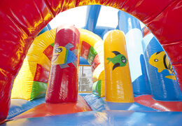 Opblaasbaar overdekt multiplay springkasteel met glijbaan kopen in thema haai shark voor kinderen. Bestel opblaasbare springkastelen online bij JB Inflatables Nederland