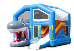 Multiplay shark luchtkussen met een glijbaan, pilaren op het springvlak en opvallende 3D object bestellen voor kinderen. Bestel opblaasbare luchtkussens online bij JB Inflatables Nederland