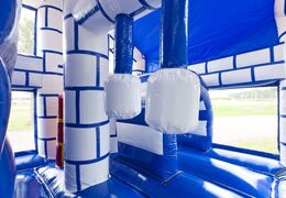 Middelmatig opblaasbare springkasteel in kasteel thema met glijbaan en pilaren op het springvlak, kopen voor kinderen. Bestel opblaasbare springkastelen online bij JB Inflatables Nederland