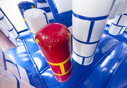 Springkasteel in kasteel thema met een glijbaan bestellen voor kinderen. Koop opblaasbare springkastelen online bij JB Inflatables Nederland