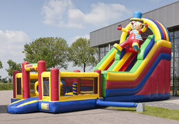 Unieke opblaasbare glijbaan in thema clown met een plonsbad, indrukwekkend 3D object, frisse kleuren en de 3D obstakels voor kinderen kopen. Bestel opblaasbare glijbanen nu online bij JB Inflatables Nederland