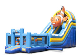 Multifunctionele opblaasbare glijbaan in clownvis thema met een plonsbad, indrukwekkend 3D object, frisse kleuren en de 3D obstakels voor kinderen bestellen. Koop opblaasbare glijbanen nu online bij JB Inflatables Nederland
