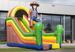 Beach themed opblaasbare glijbaan met een plonsbad, indrukwekkend 3D object, frisse kleuren en de 3D obstakels kopen voor kinderen. Bestel opblaasbare glijbanen nu online bij JB Inflatables Nederland