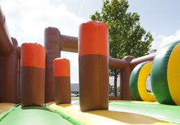 Inflatable glijbaan in thema gorilla met een plonsbad, indrukwekkend 3D object, frisse kleuren en de 3D obstakel voor kinderen kopen. Bestel opblaasbare glijbanen nu online bij JB Inflatables Nederland