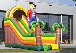 Opblaasbare multifunctionele glijbaan in piraat thema met een plonsbad, indrukwekkend 3D object, frisse kleuren en de 3D obstakels voor kids bestellen. Koop opblaasbare glijbanen nu online bij JB Inflatables Nederland