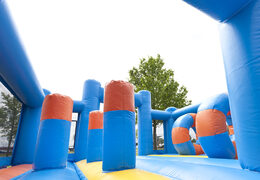 Unieke multifunctionele glijbaan in clownvis thema met een plonsbad, indrukwekkend 3D object, frisse kleuren en de 3D obstakels voor kinderen bestellen. Koop opblaasbare glijbanen nu online bij JB Inflatables Nederland