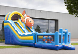 Opblaasbare multifunctionele glijbaan in clownvis thema met een plonsbad, indrukwekkend 3D object, frisse kleuren en de 3D obstakels kopen voor kinderen. Bestel opblaasbare glijbanen nu online bij JB Inflatables Nederland