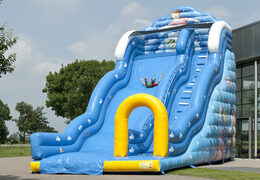 Koop opblaasbare glijbaan in thema Wave met golvend glij-oppervlak en leuke onderwaterwereldprints voor kinderen. Bestel opblaasbare glijbanen nu online bij JB Inflatables Nederland