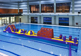 Adventure Mega Run XL stormbaan  17 meter lang in een uniek design  met verschillende spannende objecten voor zowel jong als oud bestellen. Koop opblaasbare zwembadstormbanen nu online bij JB Inflatables Nederland