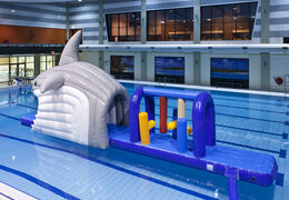 Spectaculaire Obstakel Run in thema haai met uitdagende obstakel objecten bestellen voor zowel jong als oud. Koop opblaasbare zwembadspelen nu online bij JB Inflatables Nederland 