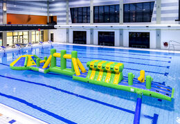 Opblaasbare adventure run groen/blauw 16m zwembad met leuke objecten en ronde slide voor zowel jong als oud kopen. Bestel opblaasbare zwembadspelen nu online bij JB Inflatables Nederland