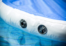 Unieke opblaasbare multifunctionele splash plateau kopen voor zowel jong als oud. Bestel opblaasbare zwembadspelen nu online bij JB Inflatables Nederland 