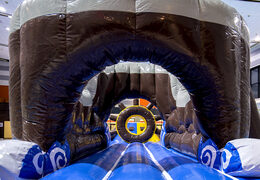 Coole speeleiland in thema piraten met een liaan, klimtoren ronde glijbaan en obstakels voor zowel jong als oud. Bestel opblaasbare zwembadspelen nu online bij JB Inflatables Nederland 