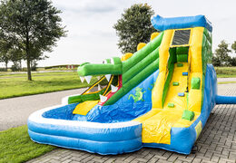 Groot opblaasbaar springkasteel met zwembad kopen in thema krokodil splashy voor kinderen. Bestel springkastelen online bij JB Inflatables Nederland