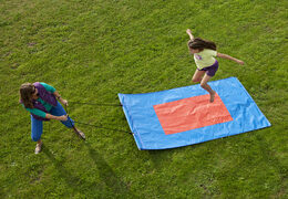 Bestel blauw rode springtapijt voor zowel oud als jong. Koop springkussens online bij JB Inflatables Nederland