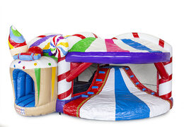 Opblaasbaar overdekt multiplay springkasteel met glijbaan bestellen in thema candyland voor kids. Koop opblaasbare springkastelen online bij JB Inflatables Nederland