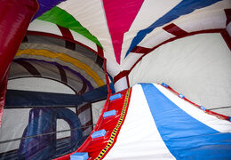 Springkasteel in candyland thema met een glijbaan bestellen voor kinderen. Koop opblaasbare springkastelen online bij JB Inflatables Nederland