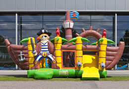 Opblaasbaar overdekt multiplay springkussen met glijbaan kopen in thema piraat piratenschip voor kinderen. Bestel opblaasbare springkussens online bij JB Inflatables Nederland