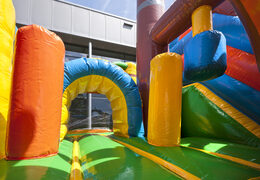 Koop mini opblaasbare multiplay springkussen in piratenboot thema met glijbaan voor kinderen. Bestel opblaasbare springkussens online bij JB Inflatables Nederland