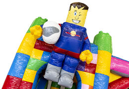 Multiplay lego springkussen met een glijbaan, leuke objecten op het springvlak en opvallende 3D objecten kopen voor kids. Bestel opblaasbare springkussens online bij JB Inflatables Nederland
